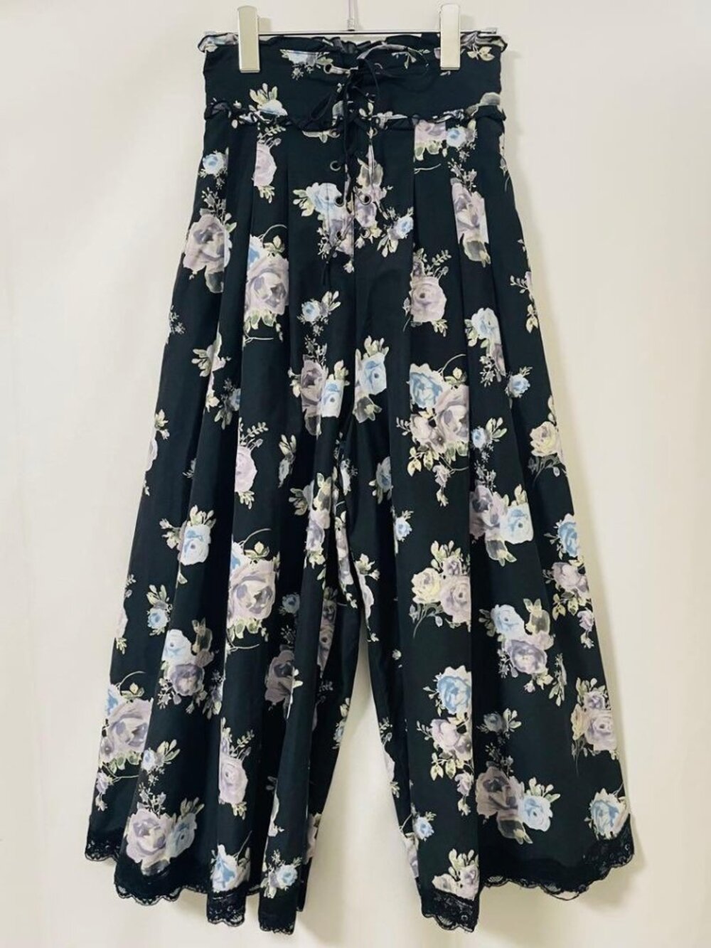 Kutire Floral Print Wide-leg Gaucho Pants Black